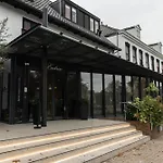 Twenty-three Amsterdam Airport הופדורפ