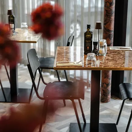 Twenty-three Amsterdam Airport 4*