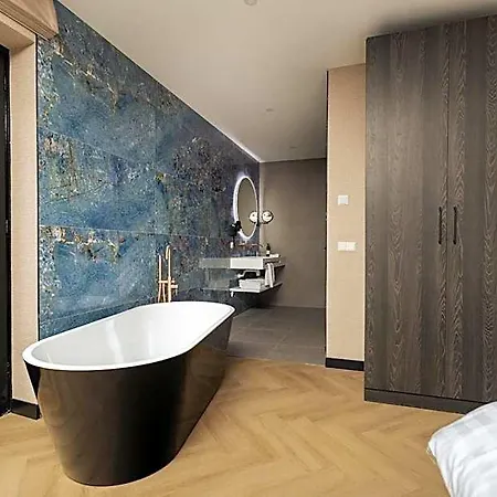 Twenty-three Amsterdam Airport 4*