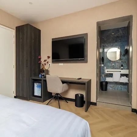 Twenty-three Amsterdam Airport 4*