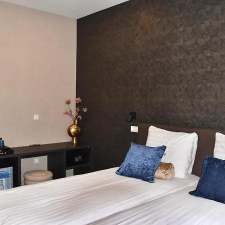 Отель Twenty-three Amsterdam Airport 4*