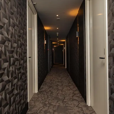 Twenty-three Amsterdam Airport 4*