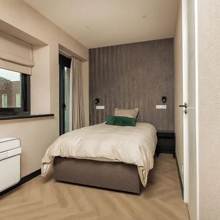 Отель Twenty-three Amsterdam Airport 4*